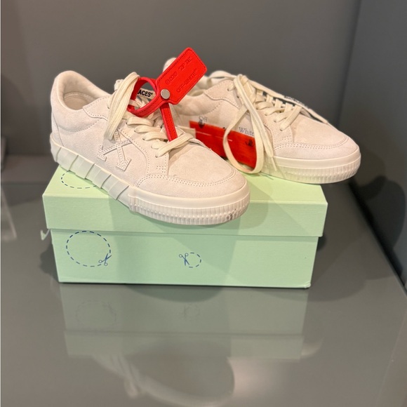 Off-White
Off-White Low Vulcanized Lace-Up Sneakers - Picture 1 of 5